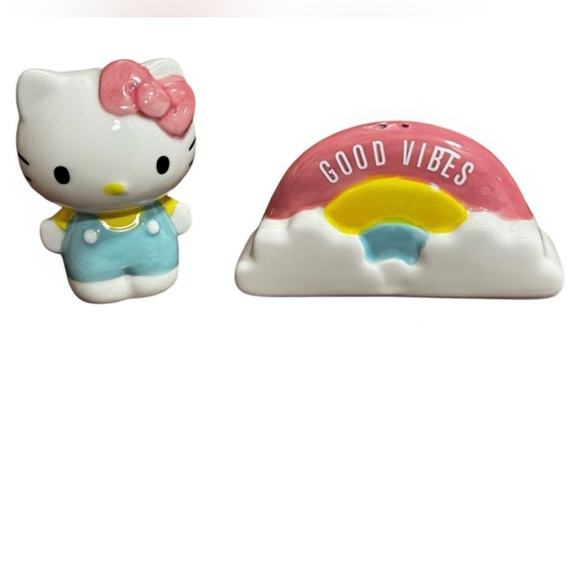 NEW Hello Kitty Salt and Pepper Shakers - Picture 3 of 4